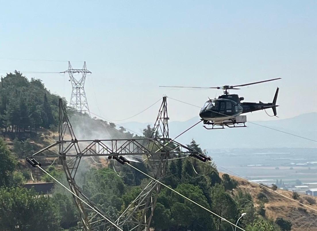 haber46comtr's tweet photo. Kahramanmaraş’ta sıra dışı bakım: Elektrik hatları helikopterle temizlendi https://t.co/TME405VmDn https://t.co/rLl85TYTgT