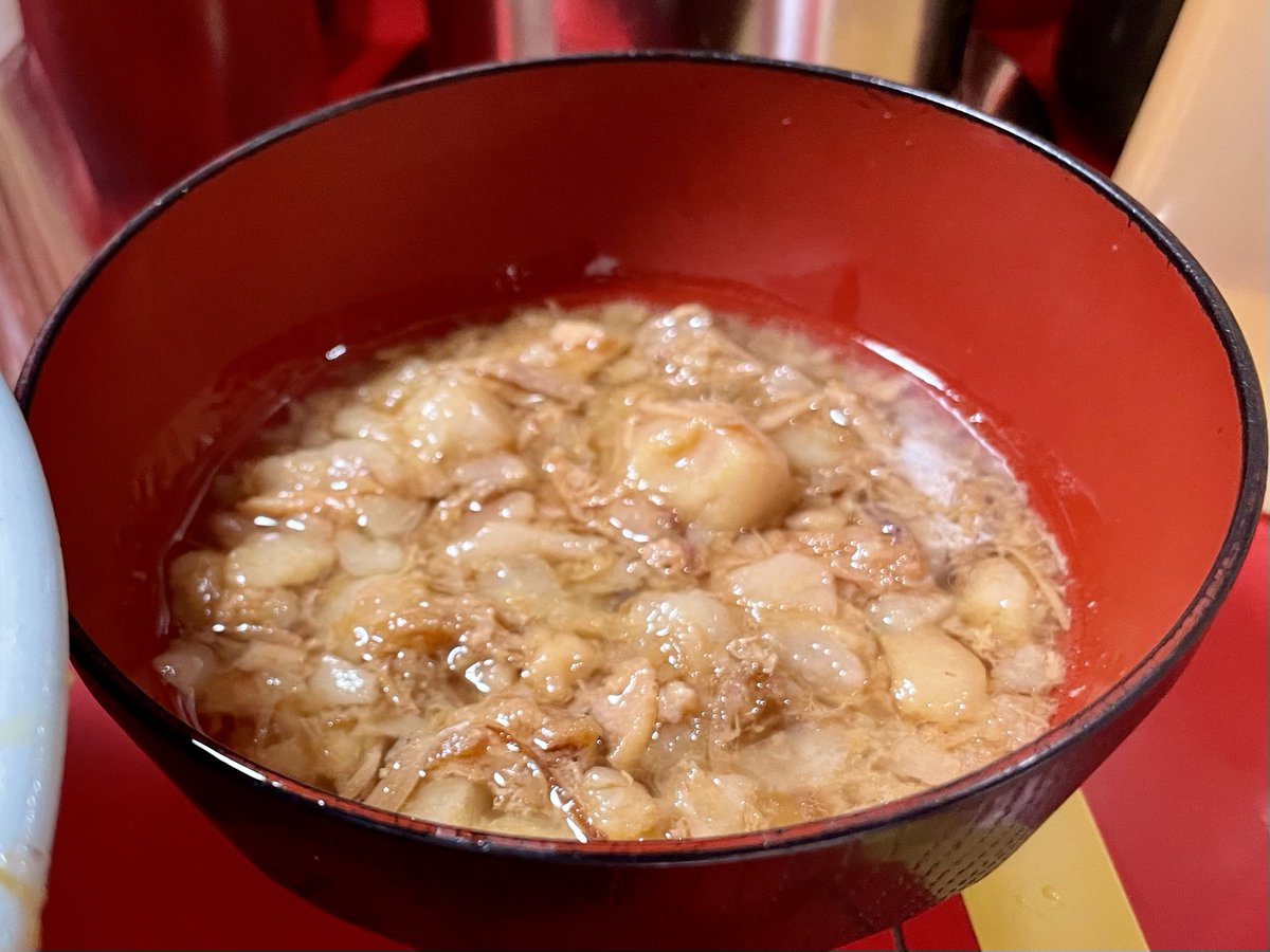 Kazuminmen's tweet photo. ラーメン富士丸・明治通り都電梶原店で梶原アブラそば300g、野菜マシ。
今日も富士丸名物クタ野菜を大量摂取したく有料野菜マシ。
麺の仕上がりと加減も好みの感じで永遠に食べていたかった…！
アブラそばを名乗るだけあって、デフォのアブラ量は結構多く、ブタカスあぶらがちょっちキツかった。 https://t.co/WRlPIzDDVf