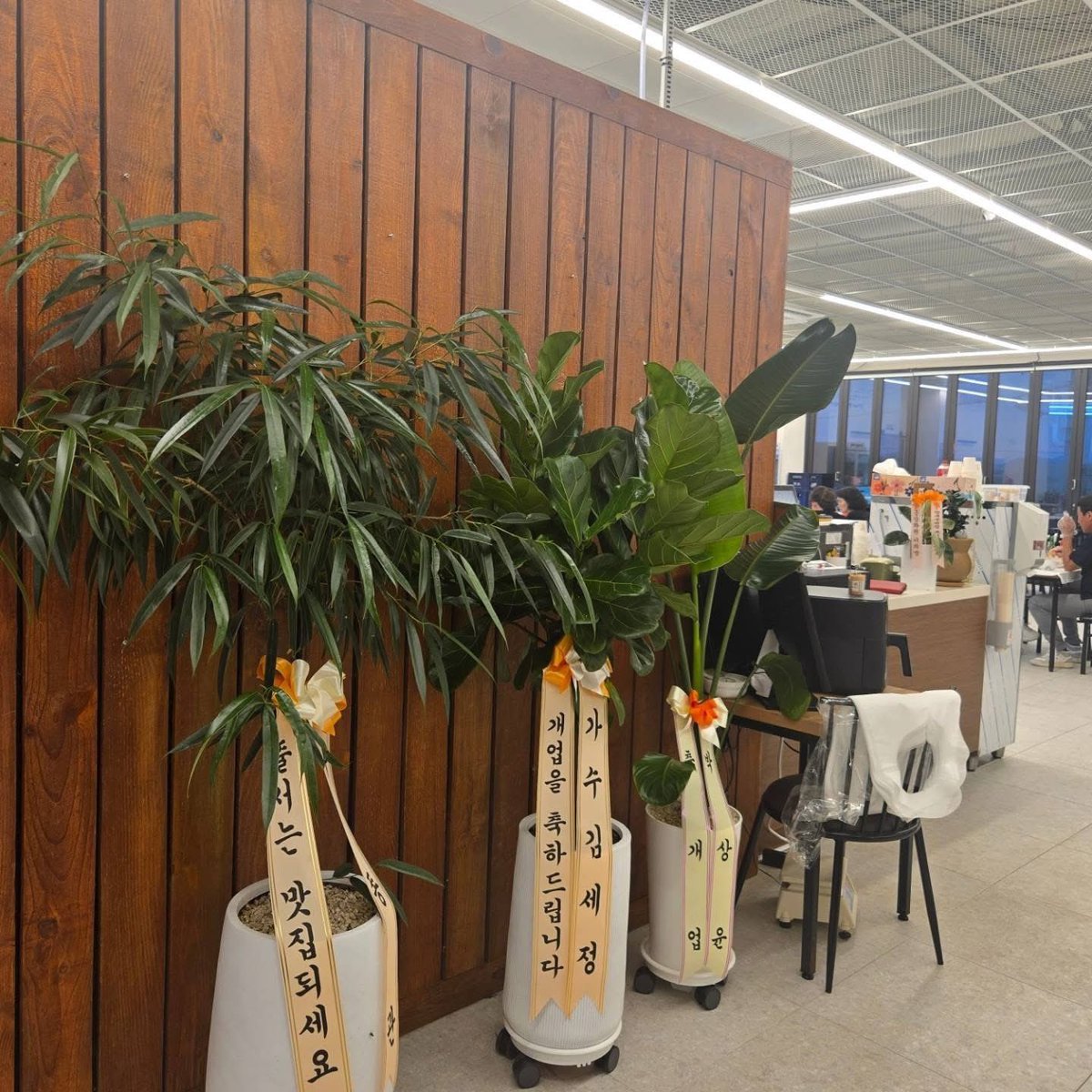 lomlsejeong's tweet photo. Whoa, Sejeong opened a restaurant in Gimje 😲 https://t.co/qg7cHSLDne
