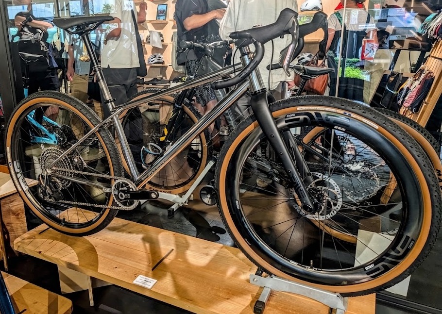 gonzosbikes's tweet photo. やくらいでちょっとだけ話題になっていたヤツ

MTBのグラベルバイク風というのか、ドロップバーのついたMTBというのか……まぁ、そんなこたぁどうでもいいか。自由に転がす車と書いて自転車なのなら、別にどんなバイクが出てきてもいいじゃないかと、自分を納得させる（笑）

もし、グラベルレーストラックの途中に深い砂ジャリセクションとかあったら、こういうバイクが有利だよね。タイヤは2.6サイズぐらいまで入る。㎜で表記したら66Cだ。