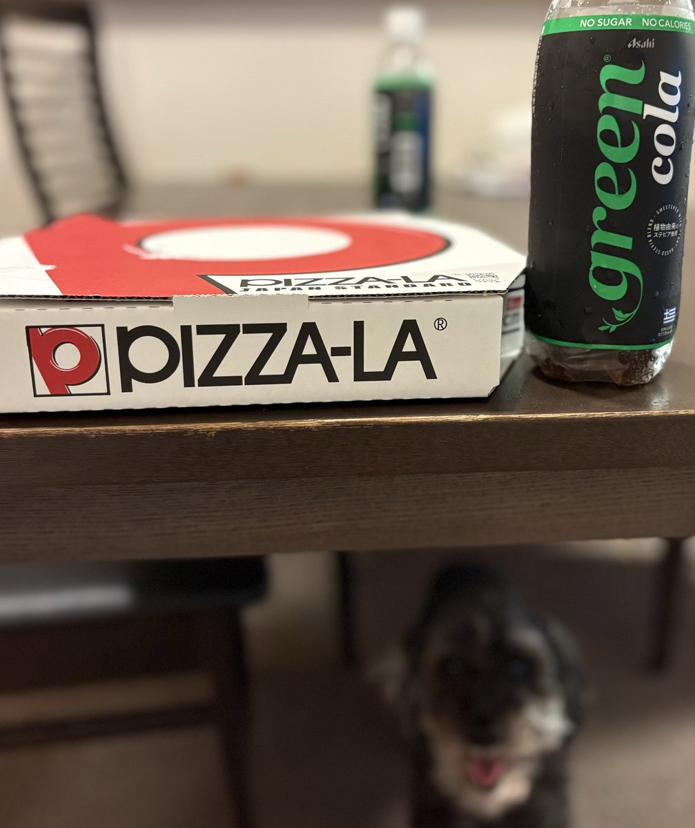 gilmontea's tweet photo. この前入荷したGreen Cola
他の従業員が美味しいって( ✌︎'ω')✌︎

今日は🍕の気分だったから
Green Colaを添えて…🤤
家族もこれ美味しいって✨

NO SUGARでダントツ美味しい👍

#noissmart 
#ピザーラ 
#岸谷蘭丸 https://t.co/OWweX8Jt7e