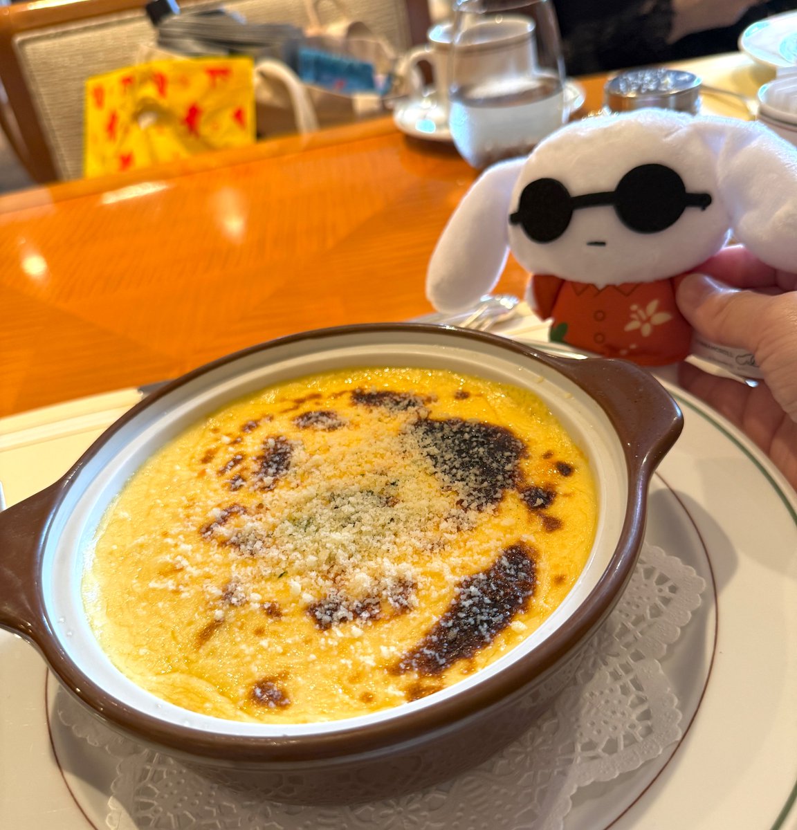 aota_17's tweet photo. 今日はお休みだったのでニューグランドさんへムース・オ・テヴェール復刻感謝参りへいきました　たぶん使う茶葉の関係でこの時期になったのかと思うので、来年の夏も…待ってます……！ https://t.co/BRZKsdKnHQ