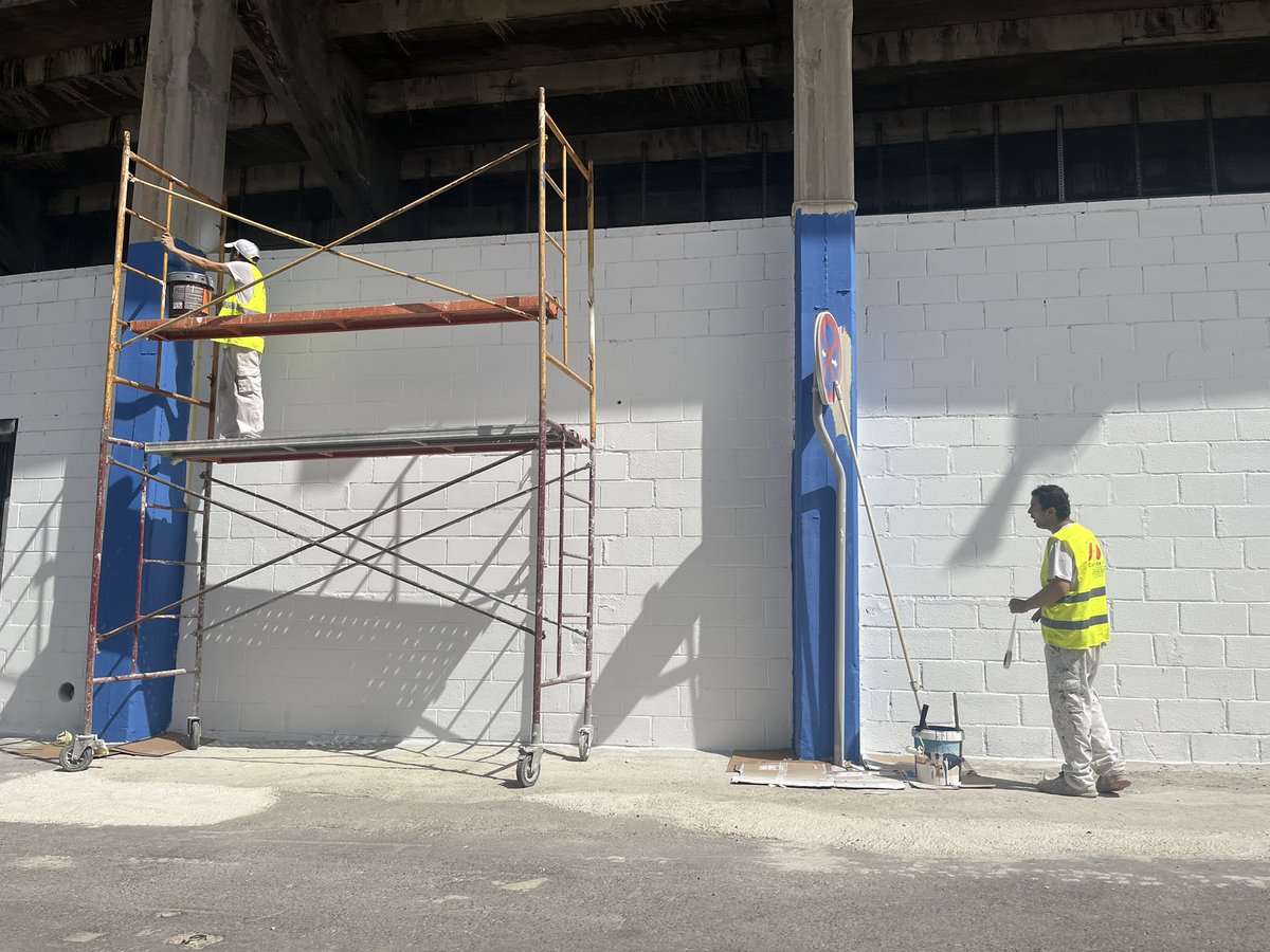 TendonDeArtiles's tweet photo. 🚨Actualización fondo sur🚨

Después de pintar todo de blanco están pintando columnas y puertas de acceso de color azul. ⚪️🔵

Hablando con el obrero me ha comentado que se hará todo el estadio de esta manera. ‼️‼️

También comenta que se van a pintar los asientos😱😱😱 https://t.co/lKZ428HgZ8