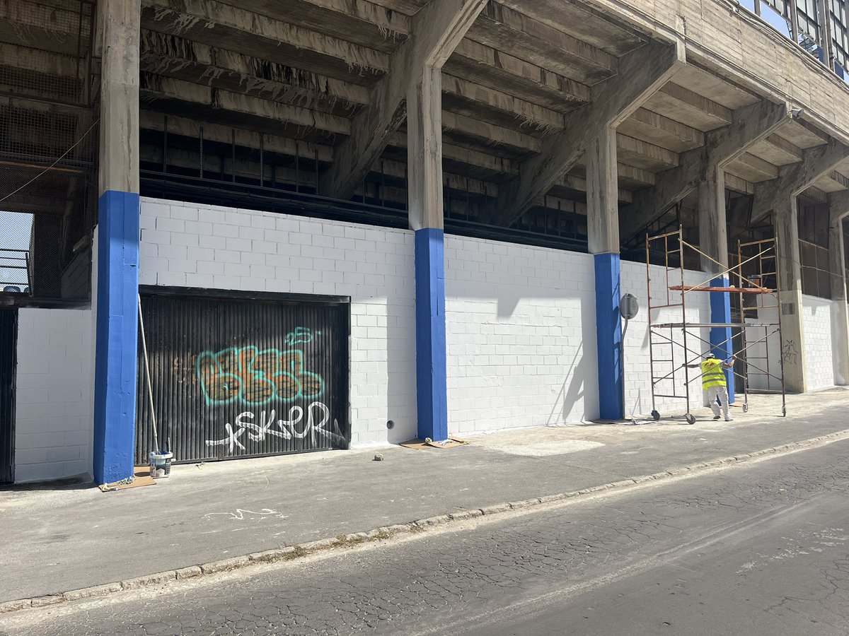 TendonDeArtiles's tweet photo. 🚨Actualización fondo sur🚨

Después de pintar todo de blanco están pintando columnas y puertas de acceso de color azul. ⚪️🔵

Hablando con el obrero me ha comentado que se hará todo el estadio de esta manera. ‼️‼️

También comenta que se van a pintar los asientos😱😱😱 https://t.co/lKZ428HgZ8
