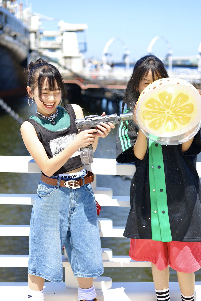 nxuxj96's tweet photo. RAD SUPERIORS  SARAちゃん＆ANJUちゃん
＠横浜 山下公園　2026.05.30

去年は、さらさーらでやったこの遊び
😆🍋💦🔫😆

自分もボール持つ役やった事あるけど、結構な勢いで水飛沫が飛び散る〜💦（楽しい〜😆）

#RADSUPERIORS
#SARA
#ANJU https://t.co/RFXd41upid