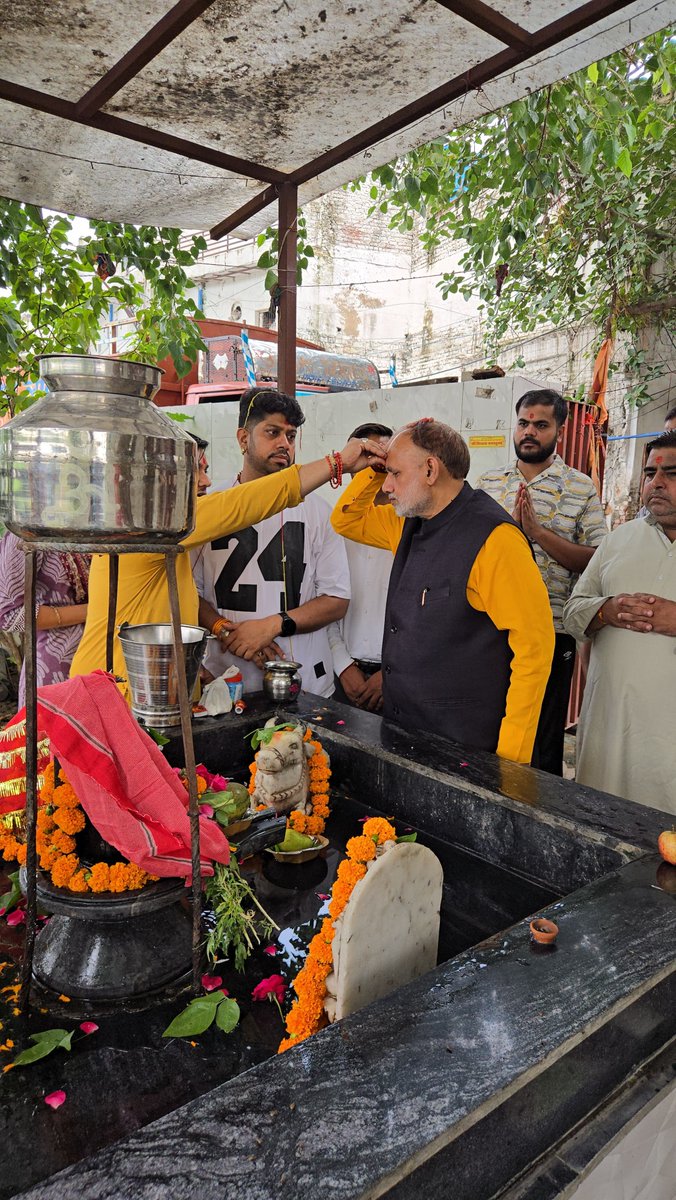 JPBhaiBJP's tweet photo. प्राचीन पीपलेश्वर महादेव हनुमान मंदिर, रामबाग बगीची पीर जी में भगवान भोले भंडारी का जलाभिषेक कर आरती-पूजन करने का सौभाग्य प्राप्त हुआ🚩
हर हर महादेव, जय श्री राम 🚩
#JaiPrakash #JP #PipleshwarMahadev #HanumanMandir #RamBagh #HarHarMahadev #JaiShriRam #SanatanDharma https://t.co/AfcT238bkT