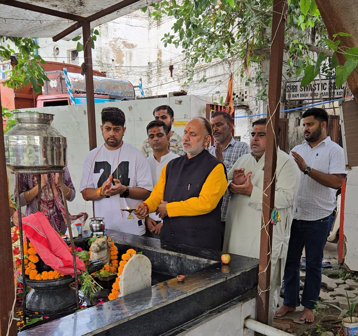 JPBhaiBJP's tweet photo. प्राचीन पीपलेश्वर महादेव हनुमान मंदिर, रामबाग बगीची पीर जी में भगवान भोले भंडारी का जलाभिषेक कर आरती-पूजन करने का सौभाग्य प्राप्त हुआ🚩
हर हर महादेव, जय श्री राम 🚩
#JaiPrakash #JP #PipleshwarMahadev #HanumanMandir #RamBagh #HarHarMahadev #JaiShriRam #SanatanDharma https://t.co/AfcT238bkT