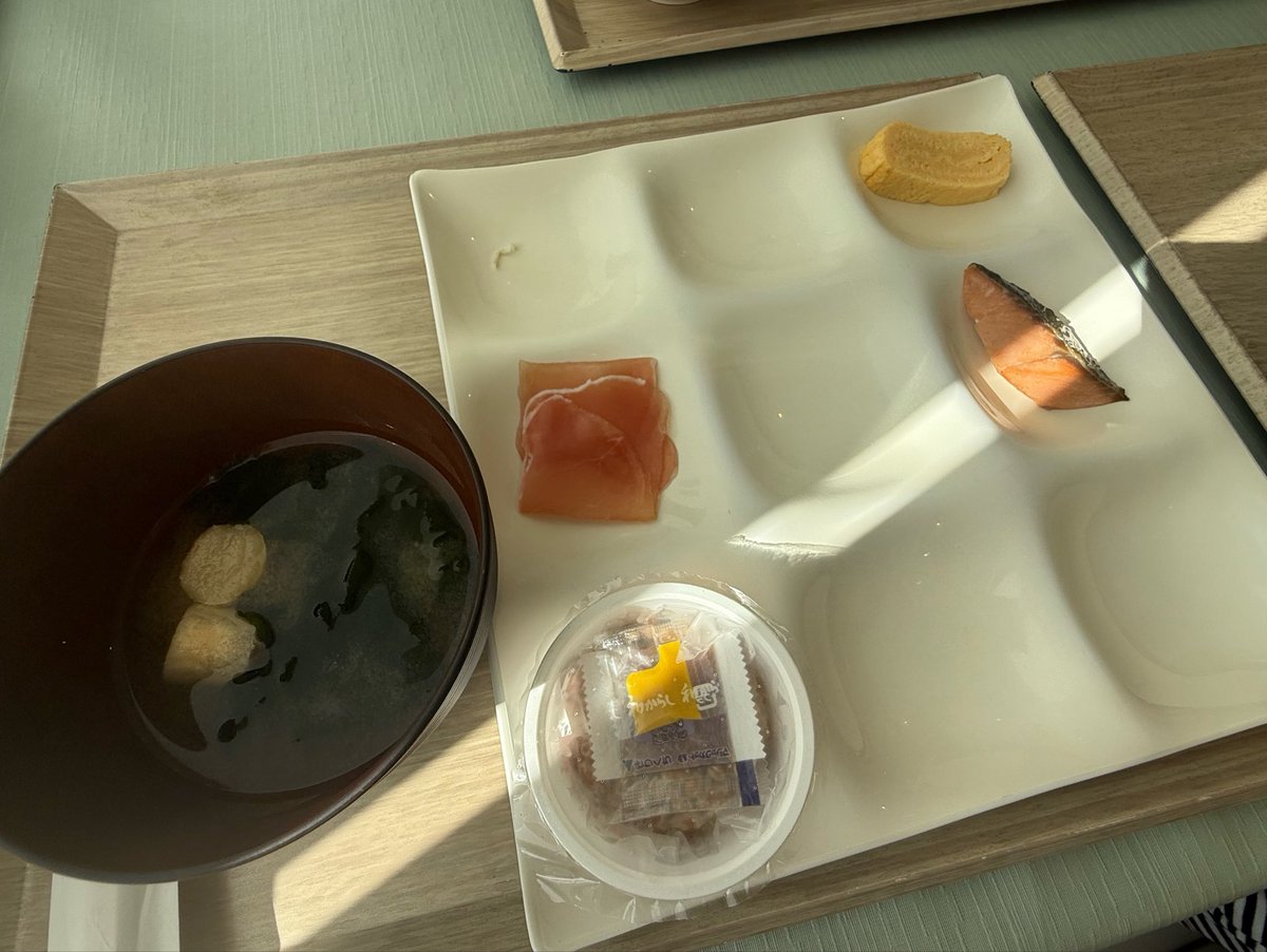 5m91r's tweet photo. 朝食バイキングの写真送ったら
「入院したん？」って返事来た https://t.co/UOU0C4RFf7