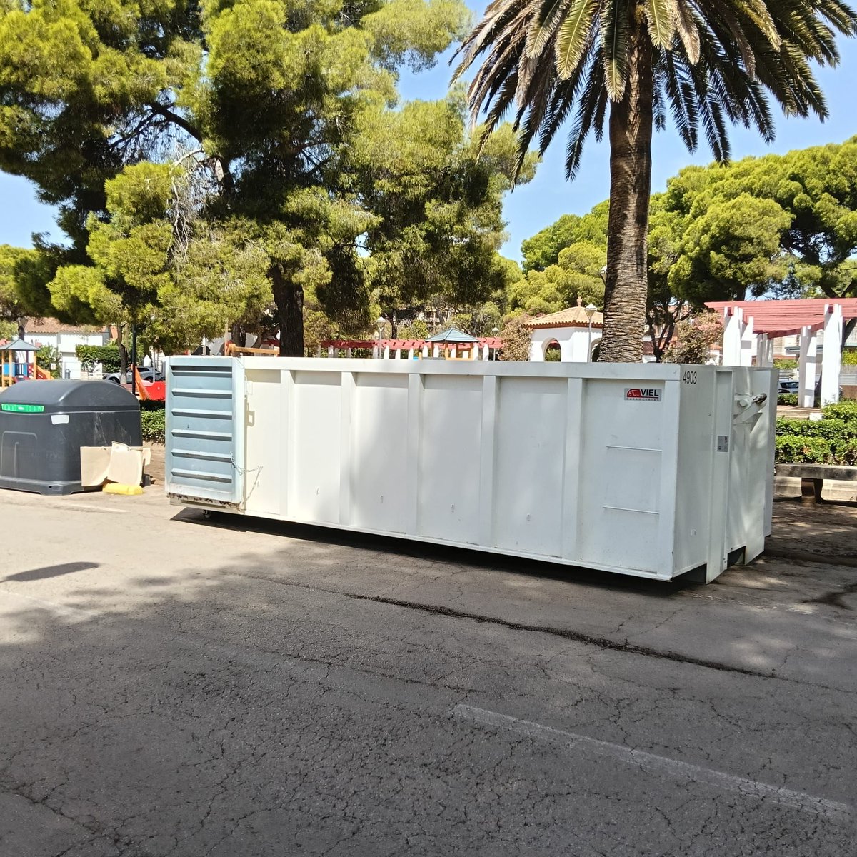 elvendrell_cat's tweet photo. 🧹 S'ha instal·lat un contenidor de runa a l'Avinguda Brisamar, al costat del Parc dels Enamorats, perquè els veïns i veïnes afectats per les inundacions hi puguin dipositar les restes i materials malmesos.
Hi estarà ubicat fins el proper dissabte 29 d'agost.
#elV https://t.co/eaw3D7xHxn