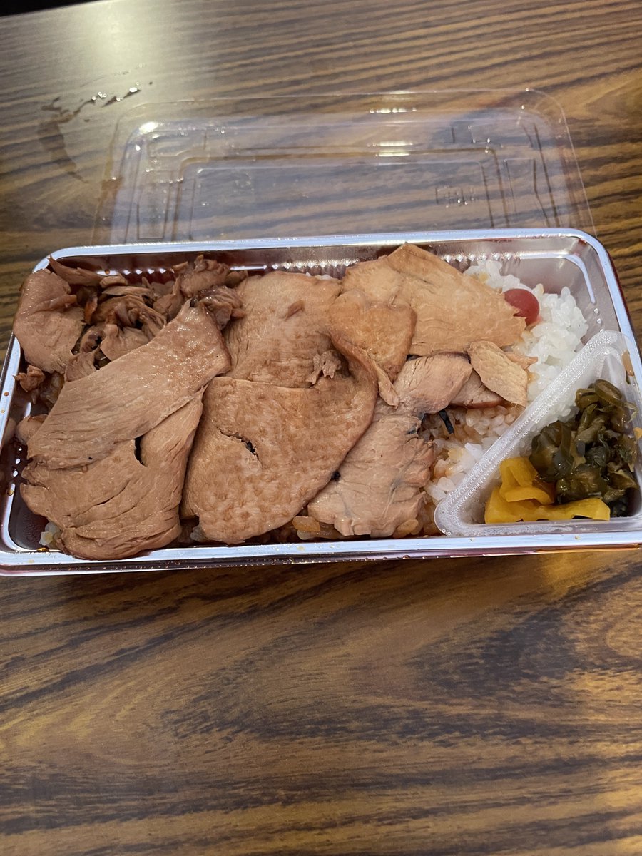 Tabei_Dai's tweet photo. これが登利平のレア弁当、「梅」だ！ https://t.co/LGkr81c2t4