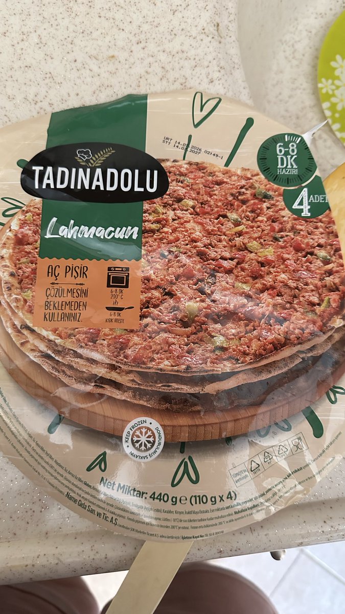 shirvanaaa's tweet photo. #şokmarket lerde satılan #tadınanadolu lahmacun. Hızlı atıştırmalık 2 kişiye 220 tl lahmacun dedik. İkisini kurtaramadık zaten ki ilk aldığım paket bundan beter olduğu için markete değişime gitmiştim. Lokantadan birer lahmacun söyleseydik aynı hesaba gelirdi adam akıllı yerdik. https://t.co/q3Xz8P5nCS
