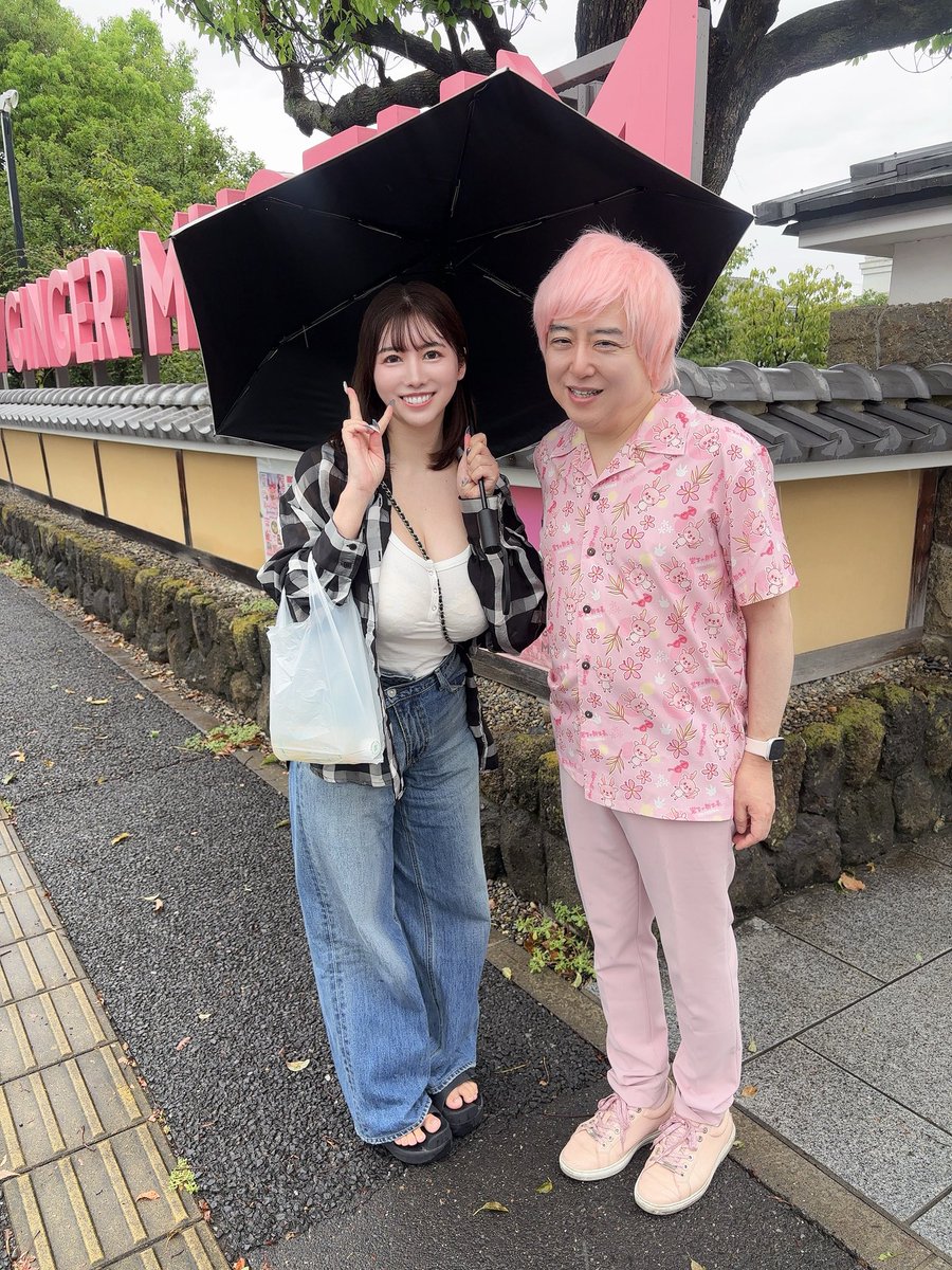 ako_kimu's tweet photo. 岩下の新生姜ミュージアムに行ったよ💕🫚
ピンク🩷️いっぱいの生姜だらけ空間🤣✨️
非現実的で夢の世界に行ったみたいでした！！
イワシカちゃん🦌も可愛かった🥰️
全力のダンスとファンサは見習いたい👏🏻
社長さんにもお会いしました😆サインも書かせてもらったよ✍色々とありがとうございました🙇‍♀️✨
写真いっぱい撮ったのでインスタにも載せるね♡