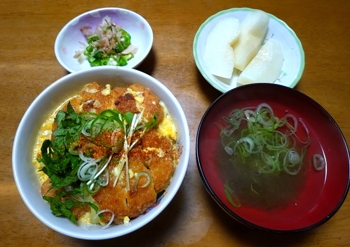 punchdesunoyo88's tweet photo. 今日の夕飯は…
胃重感は消失したしご飯が沢山あるのでカツ丼よ！🐷🍐 https://t.co/E7Uojroxya