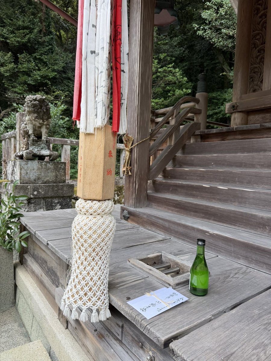 raidenjinja's tweet photo. 今朝、500キロの道を発ちました。

熊谷から近江八幡へ。30年、月に一度、この道を歩み続けています。積もれば、もう幾万キロにもなるでしょうか。

今日は母と共に参ります。ふと気づけば、横を歩く者の足取りに耳を傾けながら進む旅になりました。

修行とは、自らを削る場だと思っていた時期があります。しかし長い年月の中で、それが少し変わりました。繰り返すことで何かが削れるのではなく、繰り返すことで何かが澄んでくる。心の澱が静かに沈み、本来の光が戻ってくる。充電とはそういうものだと、今は感じています。

大雷神（おおいかづちのかみ）は、雷という天の電気を司ると同時に、人の身体を走る神経、生命の電気を守護される御方です。この社が「心の充電の社」と伝えるのは、比喩ではなく、御祭神の御本体に根ざした言葉です。

祈りを届け続けるためには、まず神職自身が満ちていなければなりません。

#上之雷電神社 #神職の日常 #修行 #大雷神