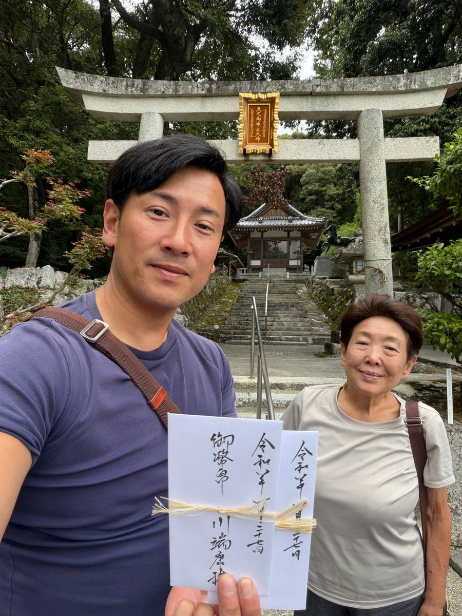 raidenjinja's tweet photo. 今朝、500キロの道を発ちました。

熊谷から近江八幡へ。30年、月に一度、この道を歩み続けています。積もれば、もう幾万キロにもなるでしょうか。

今日は母と共に参ります。ふと気づけば、横を歩く者の足取りに耳を傾けながら進む旅になりました。

修行とは、自らを削る場だと思っていた時期があります。しかし長い年月の中で、それが少し変わりました。繰り返すことで何かが削れるのではなく、繰り返すことで何かが澄んでくる。心の澱が静かに沈み、本来の光が戻ってくる。充電とはそういうものだと、今は感じています。

大雷神（おおいかづちのかみ）は、雷という天の電気を司ると同時に、人の身体を走る神経、生命の電気を守護される御方です。この社が「心の充電の社」と伝えるのは、比喩ではなく、御祭神の御本体に根ざした言葉です。

祈りを届け続けるためには、まず神職自身が満ちていなければなりません。

#上之雷電神社 #神職の日常 #修行 #大雷神