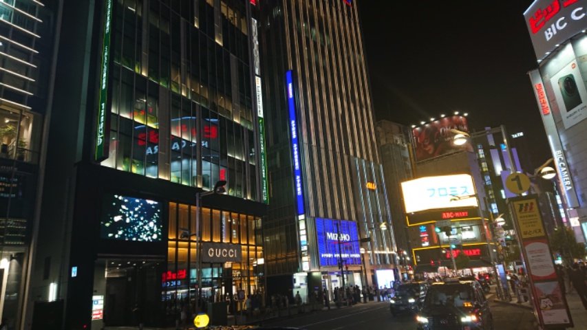 KawamataMail's tweet photo. 昨日、仕事で新宿と池袋にいました。移動中に撮影した写真です。真夏日の日に大勢の人で賑わう繁華街。社会人も含め学生達も夏を楽しんでいます。 https://t.co/TZxWyVXt69