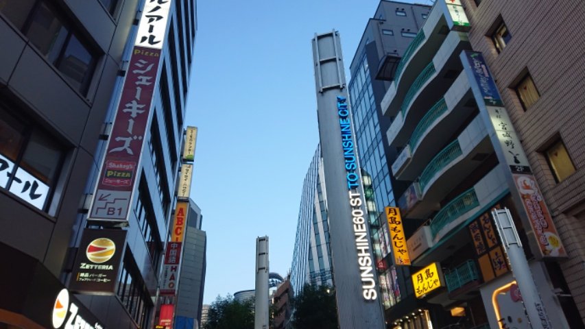 KawamataMail's tweet photo. 昨日、仕事で新宿と池袋にいました。移動中に撮影した写真です。真夏日の日に大勢の人で賑わう繁華街。社会人も含め学生達も夏を楽しんでいます。 https://t.co/TZxWyVXt69