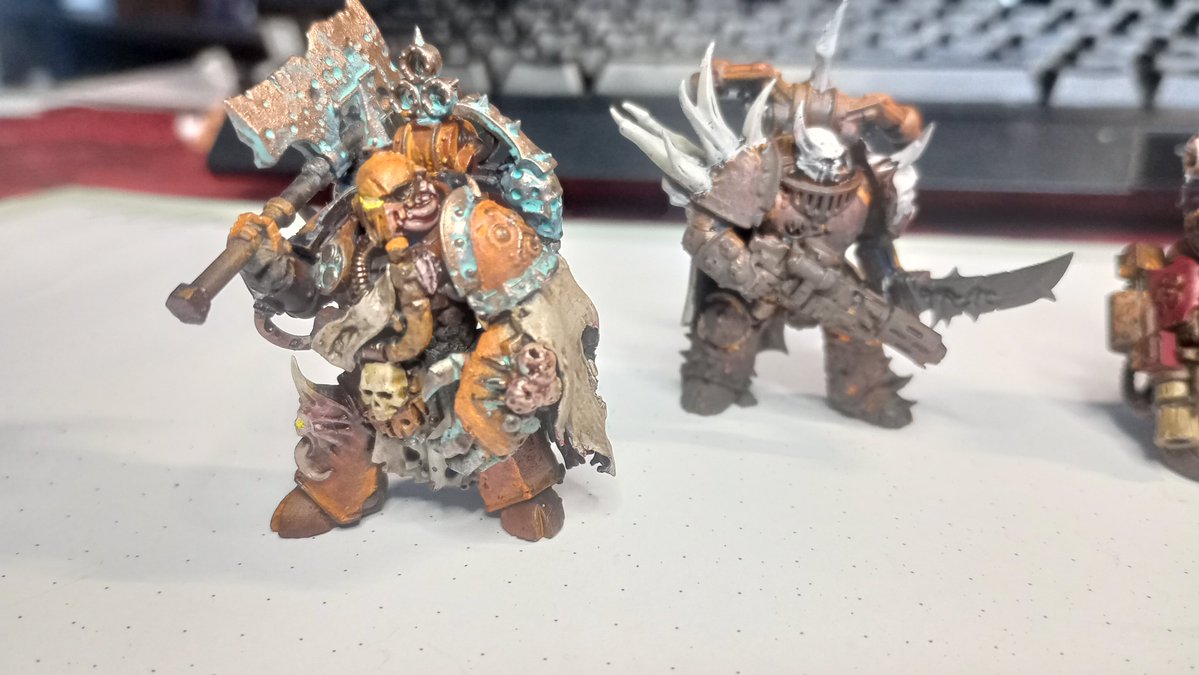 Seletron2210's tweet photo. @Cr0_MagAnon Thank you! I was inspired by the plaguespewer marine from the Killteam.
The idea behind all these artworks is that I will use them in the Death Guard story I want to write.

I also built him as model but he isnt finished yet. https://t.co/1oQghBBksC