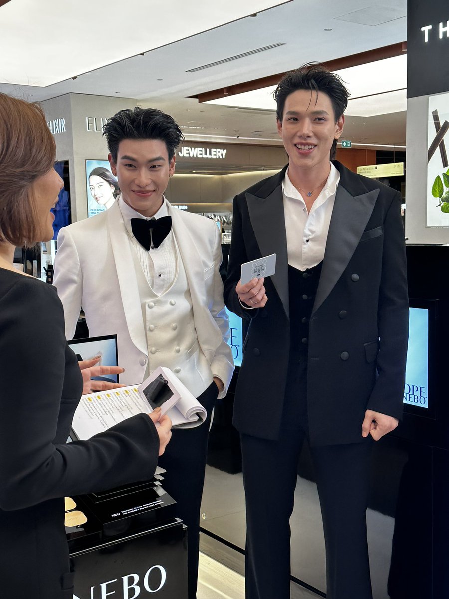 Centralnews's tweet photo. ต้าห์อู๋ ออฟโรด @oueiija @TOTOGABACK with Kanebo at Central Beauty Awards 2026 

#DAOU #oueiija #Offroad #offroadKTP #Daouoffroad
#CentralBeautyAwards2026 #CentralChidlom https://t.co/uzIzwPJSBo