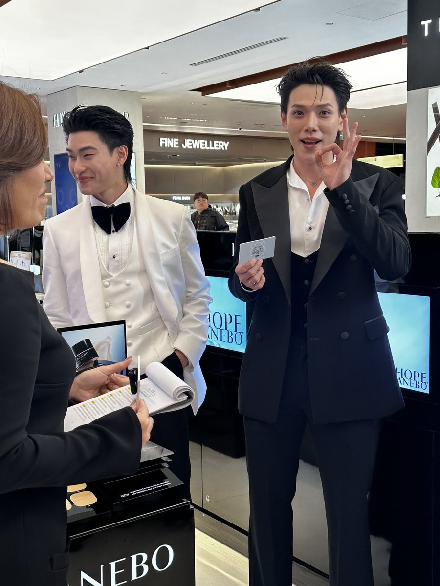 Centralnews's tweet photo. ต้าห์อู๋ ออฟโรด @oueiija @TOTOGABACK with Kanebo at Central Beauty Awards 2026 

#DAOU #oueiija #Offroad #offroadKTP #Daouoffroad
#CentralBeautyAwards2026 #CentralChidlom https://t.co/uzIzwPJSBo