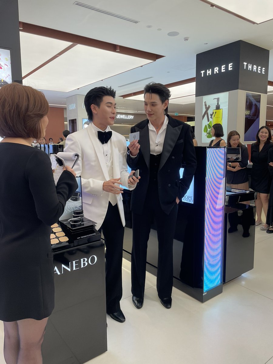 Centralnews's tweet photo. ต้าห์อู๋ ออฟโรด @oueiija @TOTOGABACK with Kanebo at Central Beauty Awards 2026 

#DAOU #oueiija #Offroad #offroadKTP #Daouoffroad
#CentralBeautyAwards2026 #CentralChidlom https://t.co/uzIzwPJSBo