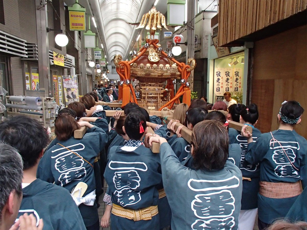 yasu_kou's tweet photo. 今週末は「高円寺阿波踊り」ですが、来月の12・13日は「阿佐ヶ谷神明宮の例大祭」。
阿佐ヶ谷の各町会ごとに神輿が出て練り歩く、熱気あふれるお祭りです。

お神輿は土地によっては地元の人でないと担げませんが、この阿佐ヶ谷のお神輿は参加するお店で半纏を借りると参加できます。→続 https://t.co/jScWANuskK