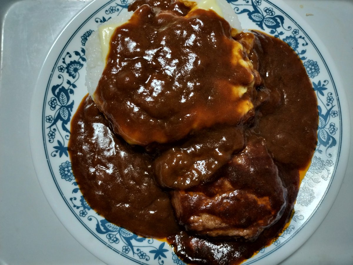 1979_1stALTO's tweet photo. 夜食
　カレー 🍛

#おうちごはん #ぼっちめし 
#チーズ #ハンバーグ #カレー https://t.co/t0GfRpBIRE