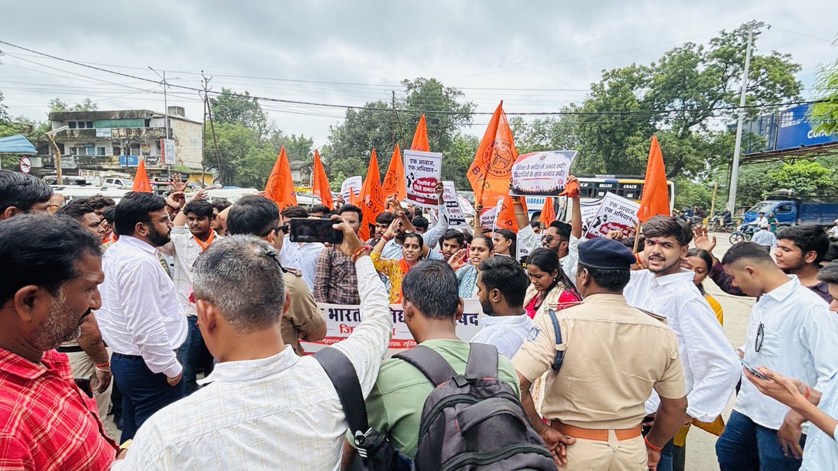 ABVPMK's tweet photo. विद्यार्थियों की आवाज़, व्यवस्थाओं में सुधार की मांग — अभाविप का ‘विद्यार्थी हुंकार अभियान’

शासकीय महाविद्यालयों में विद्यार्थियों को बेहतर शैक्षणिक वातावरण और जरूरी सुविधाएं मिलें, इसी मांग को लेकर अखिल भारतीय विद्यार्थी परिषद, रीवा द्वारा आज जिला स्तर पर आवाज उठाई गई। https://t.co/E1z0nWT4WD