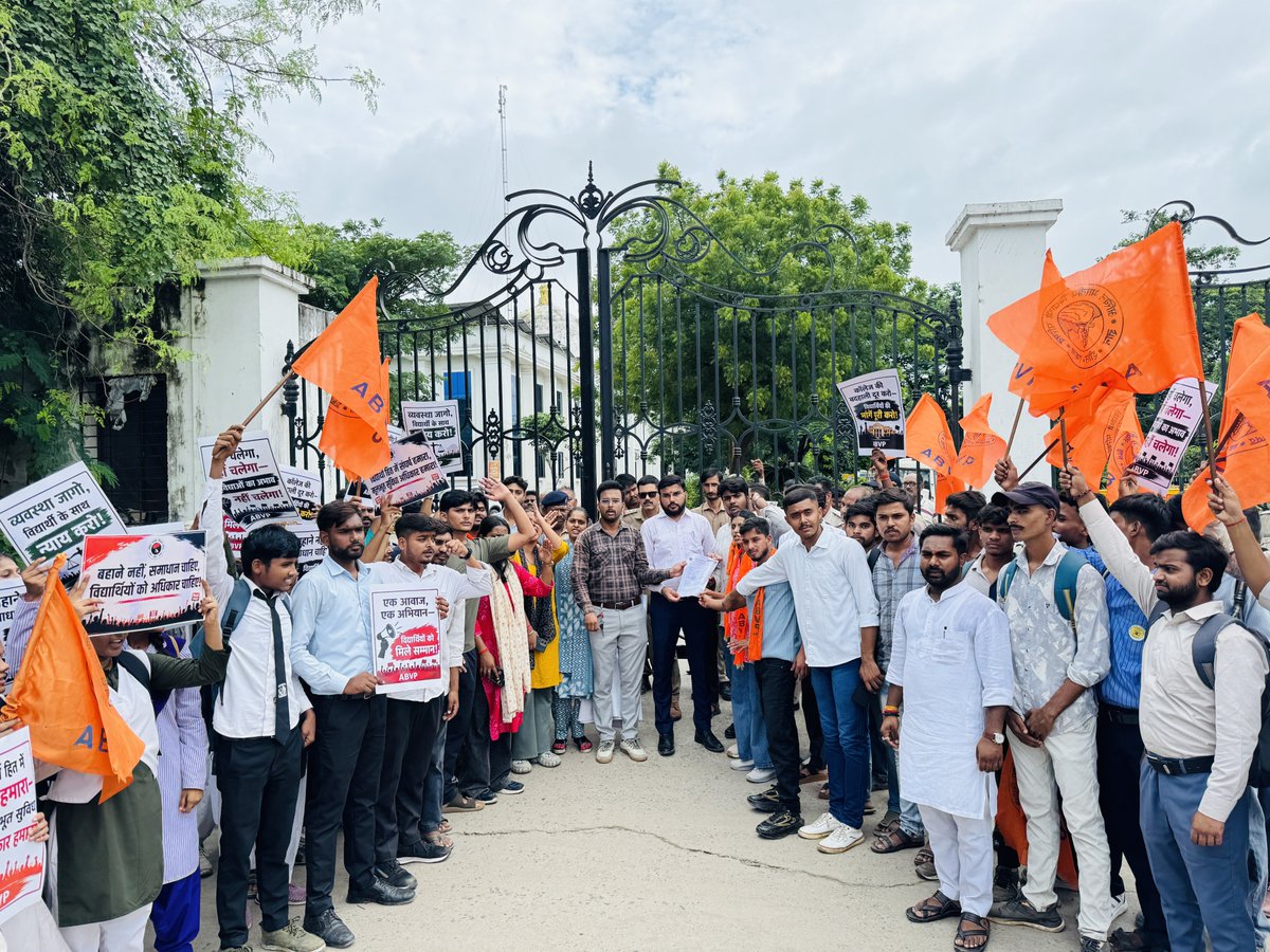 ABVPMK's tweet photo. विद्यार्थियों की आवाज़, व्यवस्थाओं में सुधार की मांग — अभाविप का ‘विद्यार्थी हुंकार अभियान’

शासकीय महाविद्यालयों में विद्यार्थियों को बेहतर शैक्षणिक वातावरण और जरूरी सुविधाएं मिलें, इसी मांग को लेकर अखिल भारतीय विद्यार्थी परिषद, रीवा द्वारा आज जिला स्तर पर आवाज उठाई गई। https://t.co/E1z0nWT4WD