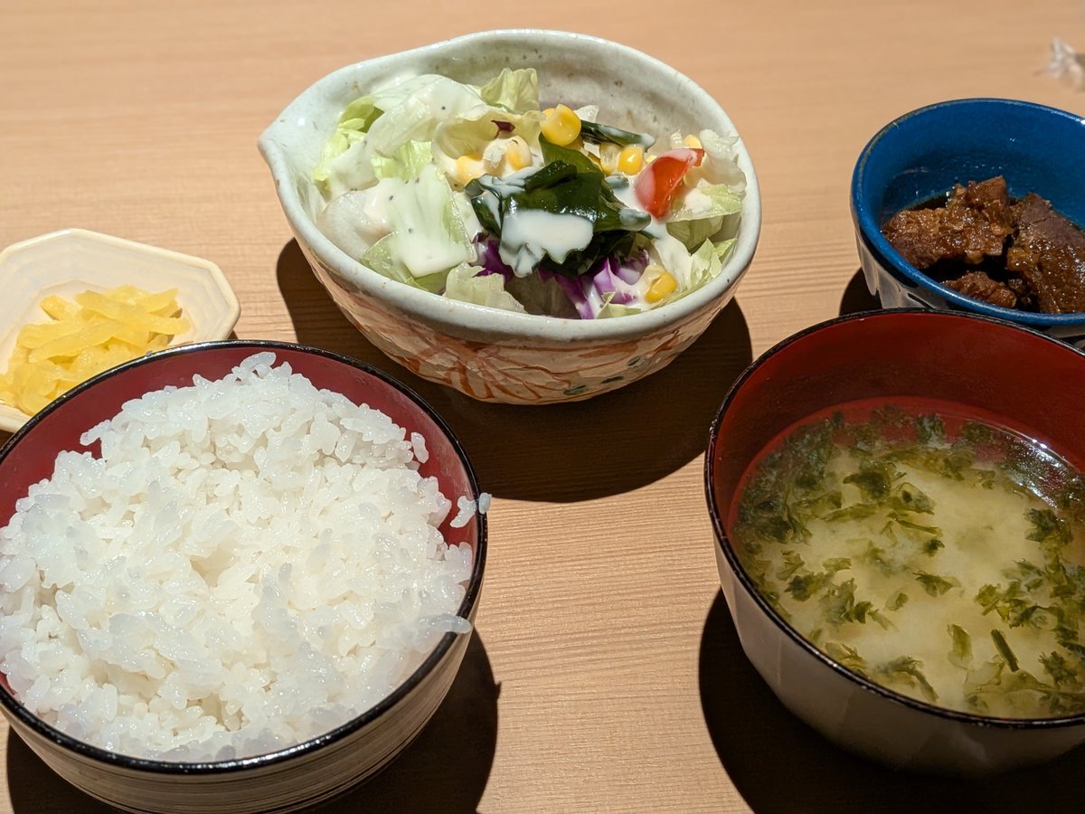 tein_caffein's tweet photo. 周りのJKが皆でスタバやカフェに行ってるなか、私は一人で完全個室の居酒屋へ定食を食べに行く。来店2回目なのに顔覚えられてて結構恥ずかしい https://t.co/c7M47ije69