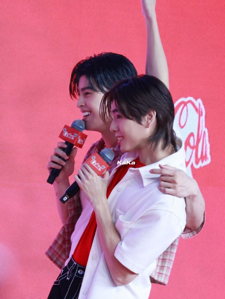 phupeanuts's tweet photo. pond said "aku suka seseorang yang lebih kecil" and phuwin said "aku lebih suka seseorang yang lebih tinggi dari aku, di atas 180cm" OKAAYYY PONDPHUWIN #paham 😅✌🏻 https://t.co/J0vQSpLtKr