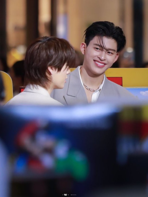 phupeanuts's tweet photo. pond said "aku suka seseorang yang lebih kecil" and phuwin said "aku lebih suka seseorang yang lebih tinggi dari aku, di atas 180cm" OKAAYYY PONDPHUWIN #paham 😅✌🏻 https://t.co/J0vQSpLtKr