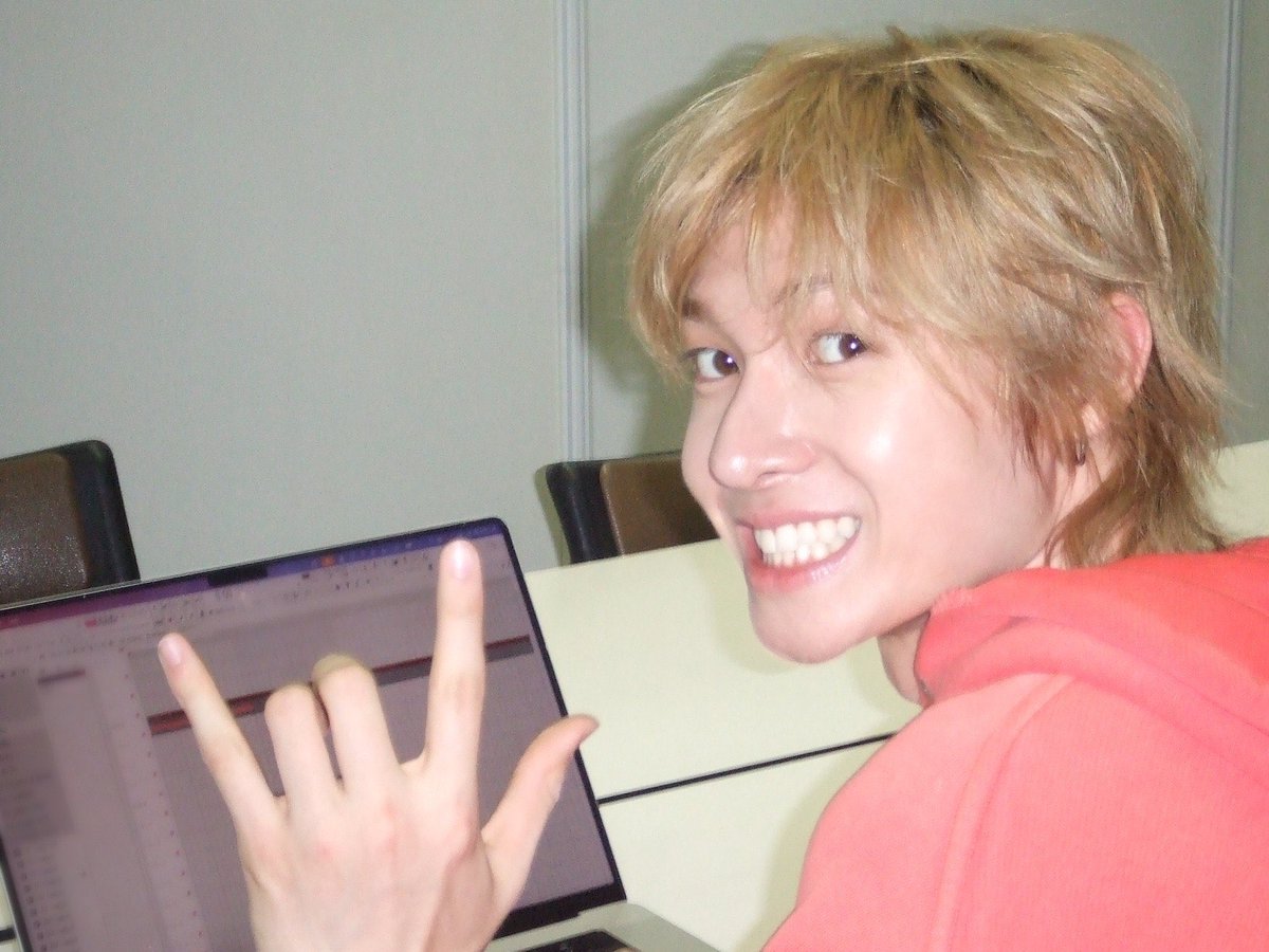 MARCH08MARTIN's tweet photo. hi!! looking for coer moots!
#coermoots #coertwt 

lets be friends!
- im martin girlie <3
- 09zzZzzZ!! 
- ot5 stan!! 
- loves purple so much🫶🏻💜
- loves buying merch (rarely) :))

cmon! i fb u asap✌🏻 https://t.co/kj2aKbUxXT
