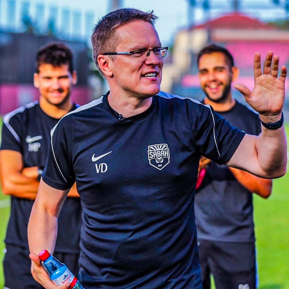 nocontextfm1's tweet photo. In 2000, Valdas Dambrauskas went on Who Wants to Be a Millionaire? He had zero experience as a professional footballer.

He used the money he won to fund his coaching education in England.

He started out managing ninth-tier Kingsbury London Tigers.

26 years later, he’s just taken Sabah FC into the Champions League for the first time in their history!

A career path that you couldn't even do on Football Manager... 😂🇦🇿