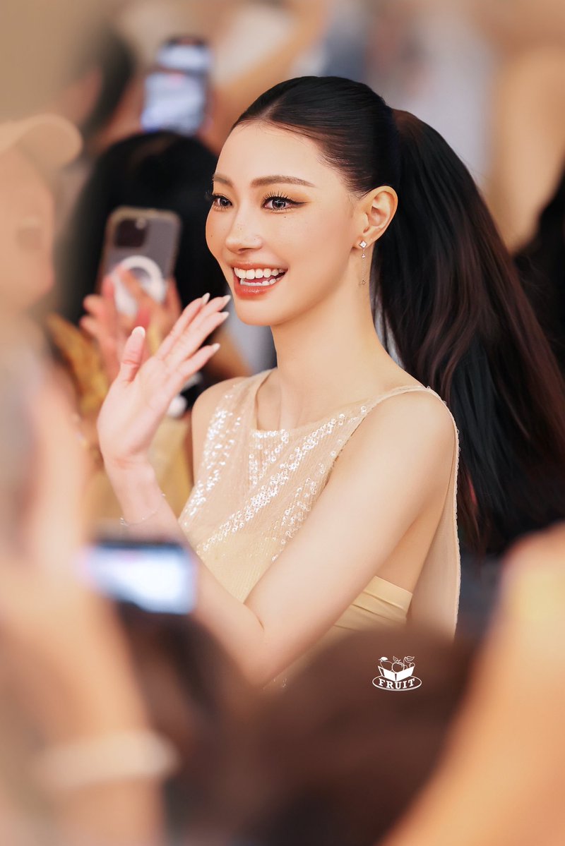 fruitday1128's tweet photo. 👋👋

JINGJING WITH EL AT CBA 2026
#CentralBeauyuAwards2026 https://t.co/VgFKfypENa