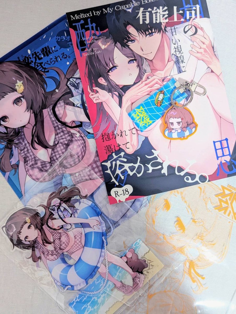 yovque's tweet photo. さきだ先生(@_sakida_ )の夏コミ新刊セット届いた〜！キーホルダー可愛いしアクスタでっかいし新刊2冊どえっちだし豪華すぎる😭
ユズハ先生(@yzh_mogumogu)原案の「相思酔々」はコミティアでプレビュー版読んでからずっと楽しみにしてました！あ、とりあえず真恋先輩にカラオケで喰べられて来ます🖐 https://t.co/XFsm0b8SRI