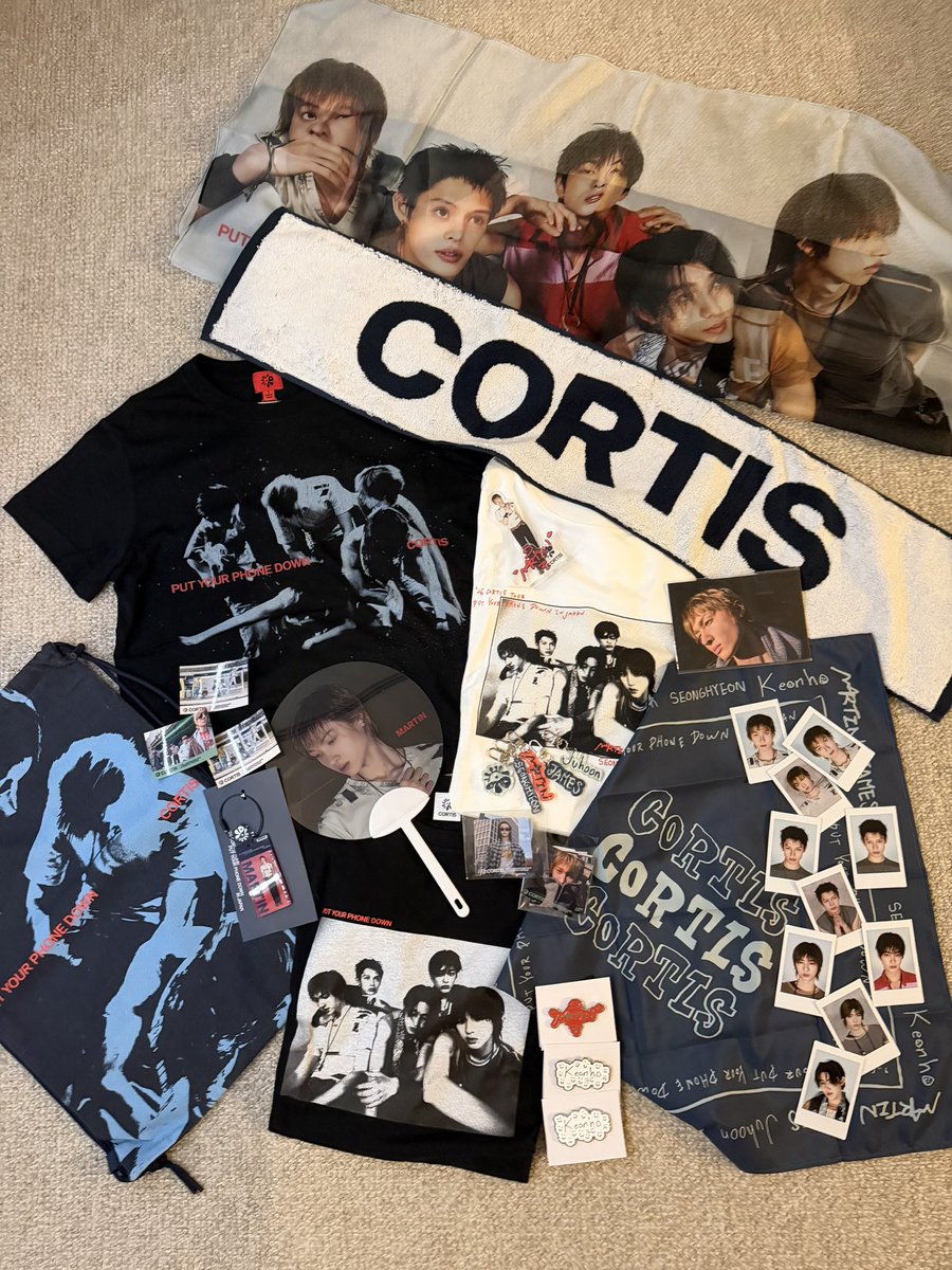 ycc421's tweet photo. マーティンのTシャツと、ペンラと、ビーニーまで変えれば完璧⭐️
まじでなんか変なアドレナリンでて
買う予定ない物までたくさん買ってしまった
明後日からタイ旅行なのにお金使いすぎた
Money money money だ https://t.co/Jp0YQek5G9