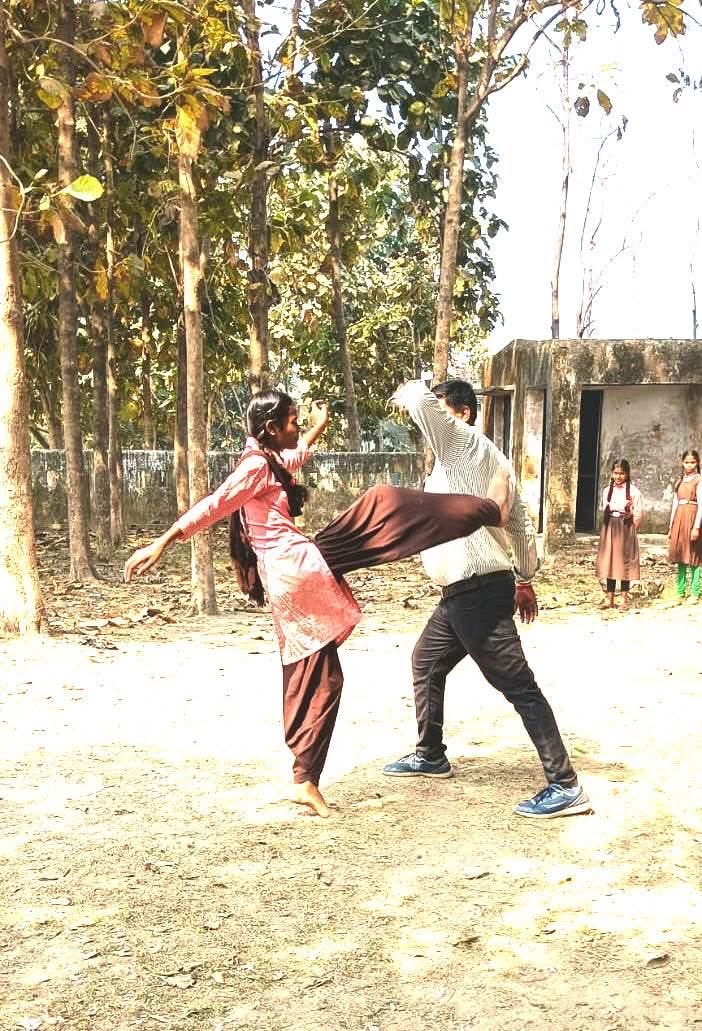 BSABalrampur's tweet photo. रानी लक्षमीबाई आत्मरक्षा योजनान्तर्गत प्रशिक्षण प्राप्त करती बालिकाएं। @CMOfficeUP @CommGonda43 @DMBalrampur @basicshiksha_up https://t.co/13Jg6dIMCf