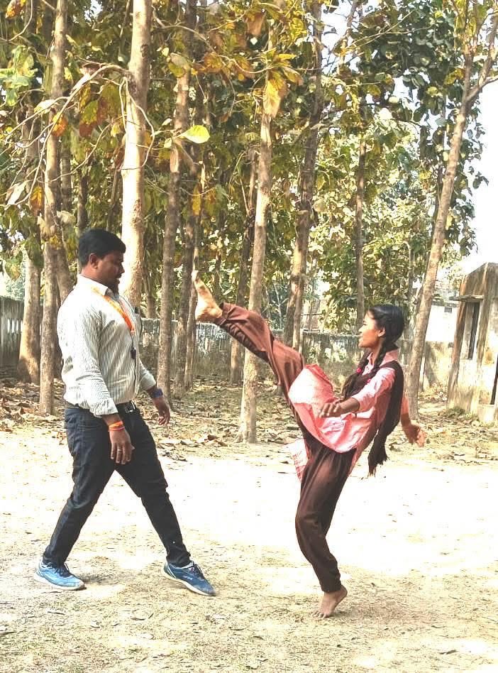 BSABalrampur's tweet photo. रानी लक्षमीबाई आत्मरक्षा योजनान्तर्गत प्रशिक्षण प्राप्त करती बालिकाएं। @CMOfficeUP @CommGonda43 @DMBalrampur @basicshiksha_up https://t.co/13Jg6dIMCf