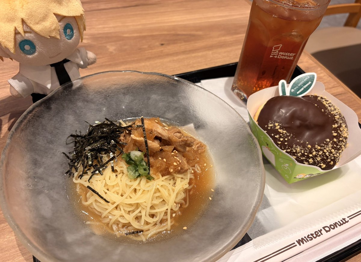 kio_st_18's tweet photo. 明日を乗り越えるためのカロリー摂取🎶
ぬいと一緒に食べてるから摂取カロリーは1/2だね🥰 https://t.co/rDVVJ8OuaL