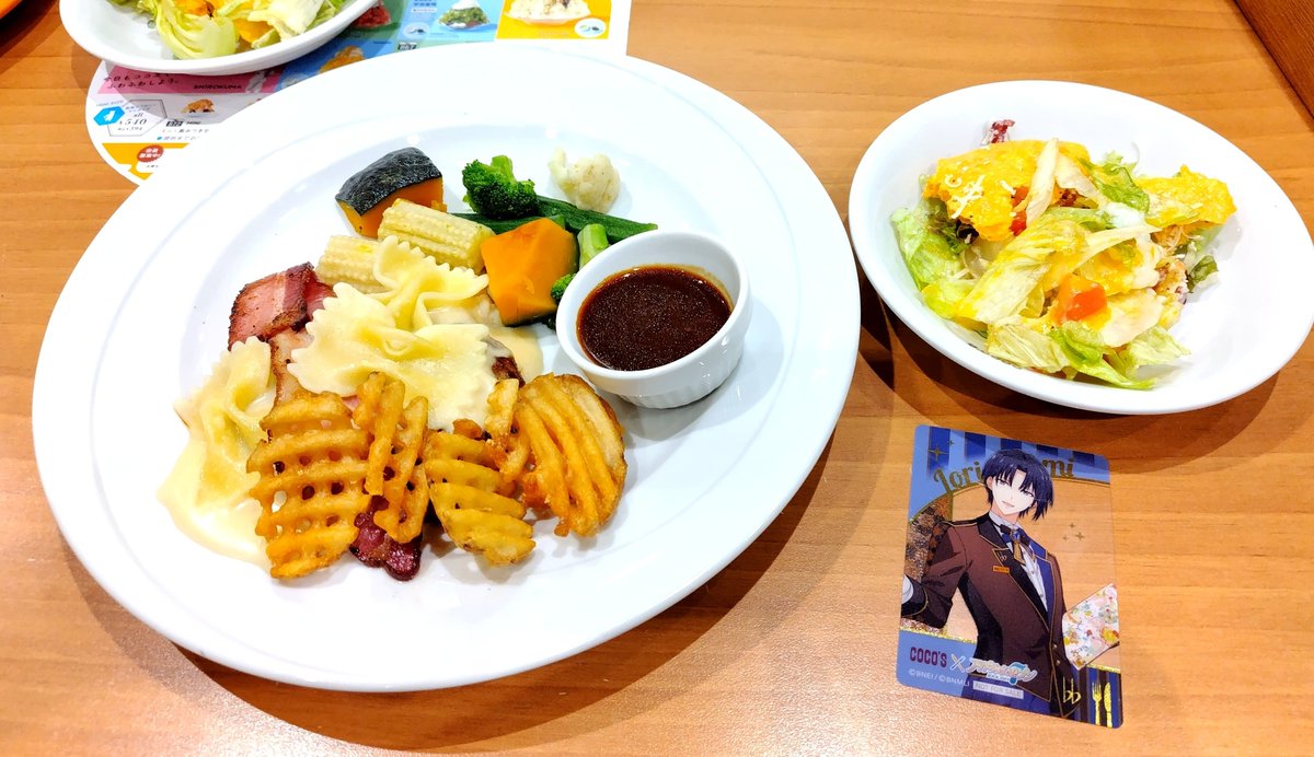 momo_to_mint's tweet photo. 今夜はココスで晩ごはん🍴

一織・陸の『Fly away！』
ハンバーグプレート

久しぶりの仕事は忙しく
とても疲れて外食ありがたい😭
アイナナとのコラボメニュー
チーズハンバーグと温野菜のプレート
ボリュームがあります🎶
シーザーサラダをシェア🥗
そして、クリアカードは一織くん
ビジュが良い✨✨ https://t.co/94t6RIrm8r