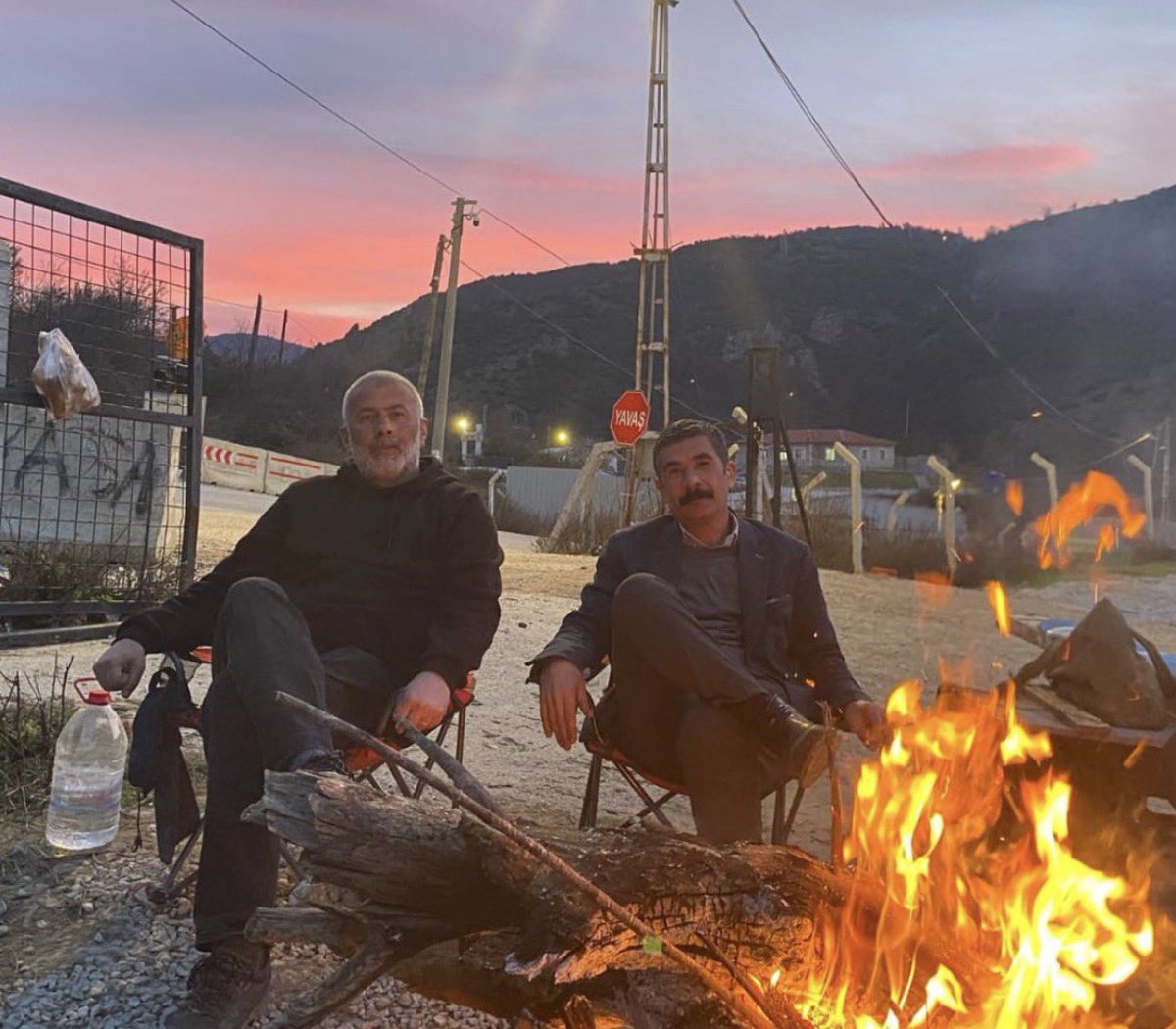 ersineroglu_'s tweet photo. Başaran Aksu’nun savunması:

“Bir direniş süreci yönetiyoruz.
Sabahatin Yıldız üç bakanlık huzurunda verdiği sözü tutmadı.

İşçilerin sorunu bir an önce çözülsün. Aileler geliyor çoluk çocuk Ankara’dalar. Bu paralara muhtaçlar. 

Ben işçilerden yana devletin tutumunu, işçilerden yana bakanlıkların tutumunu, holdinglerin zenginleşmesini, halkın yoksullaşmasını işlemek zorundayım. Eğer bu suçsa ben bunu seri bir şekilde işledim. 

Bizim bu irademiz cezalandırılmak isteniyor. Böyle bir şey için seve seve yatarım. Ömrümün 35 yılını gece gündüz işçi mücadelesine verdim. Eşim akademisyendir. Ailem hopada çaycıdır. Annem kanser hastasıdır. Ben bu hakikatın içerisinde kalktım buraya geldim. Şu an yaptığım işlerden onur duyarım. 

Gökay Çakır’ın yargı dışı bırakılması lazım.
Cezalandırılması gerekecek birisi varsa benim. Halkı birleştiren, halkı bilinçlendiren bir davranış biçiminde oldum ömrüm boyunca. Asgari ücretin 28 bin lira olmasına, emekli ücretine ses çıkarmayan sarı sendikalar alkışlanacak, yatlarda katlarda ağırlanacak, işçilerle emekçilerle oturup kalkanlar cezalandırılacak…

Ben böyle bir seyin parçası olduğum için onur duyarm.”