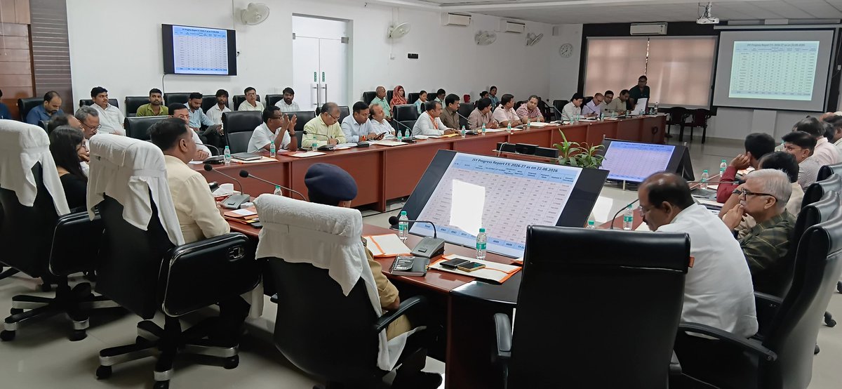 DmAmethi's tweet photo. आज दिनांक 27.08.2026 को कलेक्ट्रेट सभागार में जिला स्वास्थ्य समिति (शासी निकाय) की बैठक कर स्वास्थ्य विभाग द्वारा संचालित सभी योजनाओं/कार्यक्रमों का सही ढंग से क्रियान्वयन करने एवं स्वास्थ्य सेवाओं को और अधिक बेहतर करने के निर्देश संबंधित अधिकारियों को दिए। https://t.co/8uTIqnyOfa