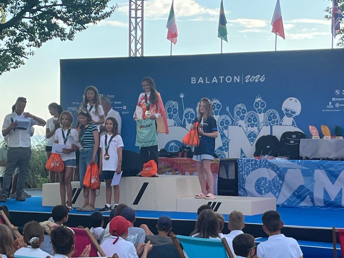 TodoGolesRadio's tweet photo. #Regata |🥉 Lola Carrión se clasifica en la tercera posición de la Balaton Camp de Hungría.
📈 La regatista del Real Club Náutico de Arrecife se subió al podio general y fue la mejor clasificada de la categoría sub'13 femenina. https://t.co/7JpBn4SXMa