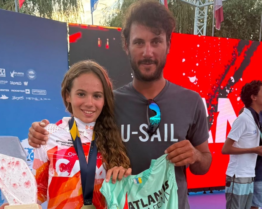 TodoGolesRadio's tweet photo. #Regata |🥉 Lola Carrión se clasifica en la tercera posición de la Balaton Camp de Hungría.
📈 La regatista del Real Club Náutico de Arrecife se subió al podio general y fue la mejor clasificada de la categoría sub'13 femenina. https://t.co/7JpBn4SXMa