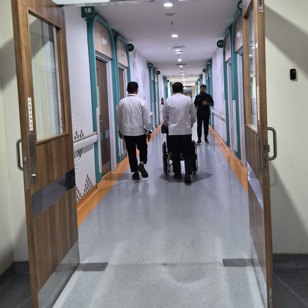 azwardiiqbal's tweet photo. Besok bokap di usia 67 bakal operasi jantung dan udah pasang 5 ring sebelumnya. Metode operasinya ada 2, antara lewat dada, atau samping badan. Kalo lewat dada bisa di cover BPJS, kalo samping badan hanya bisa di cover swasta, dan tiap metode ada plus minusnya.

Mungkin disini gua mau berpesan, saat temen-temen masih muda kek sekarang, kita ngak tau ke depan apalagi saat udah tua bakal sakit apa. Kalo ada rezeki lebih, alangkah baiknya mungkin mulai pikirkan punya asuransi swasta juga apapun itu brandnya bebas karena ngak semua sakit bisa di cover BPJS.

Kesehatan itu mahal guyss, ku doakan temen-temen semua sehat-sehat selalu. 🙏🏽