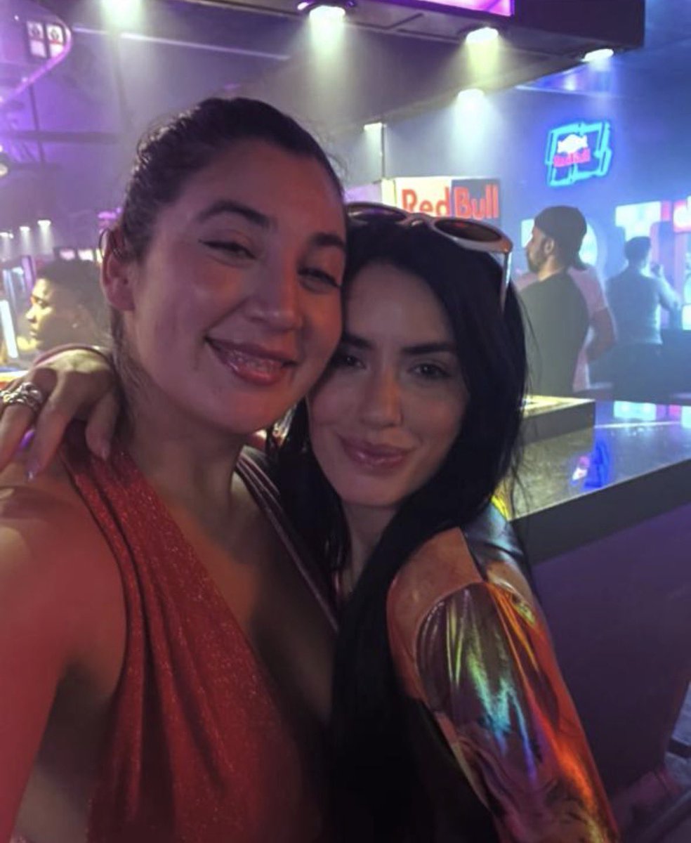 PortalLaliBR's tweet photo. 📸 | Lali com fãs no Rio de Janeiro. https://t.co/JYBZhd9vFO