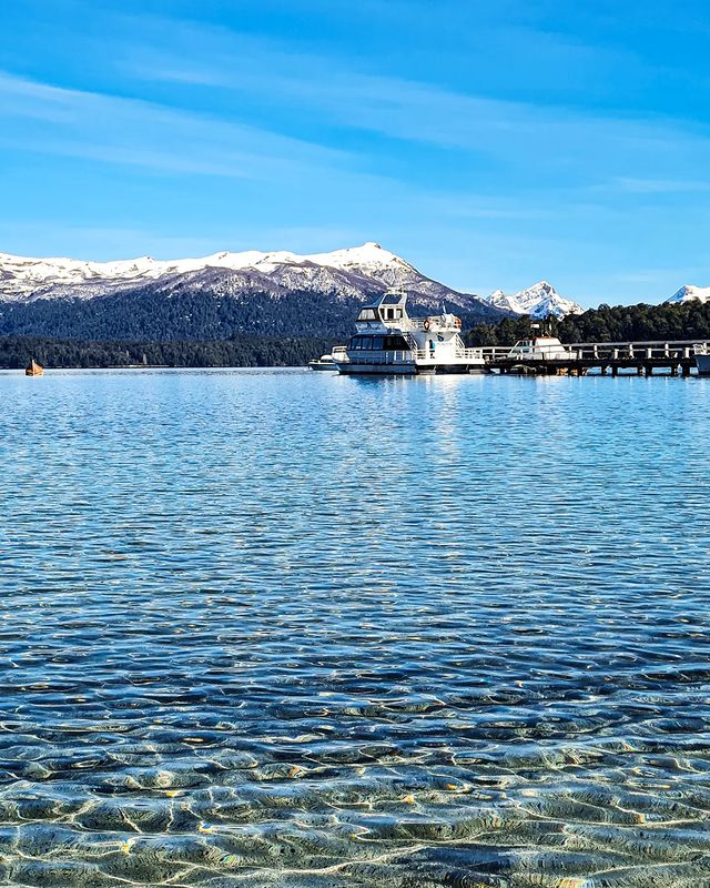 soymariche's tweet photo. Nahuel Huapi lindo que regala paisajes. #BahiaLaBrava, Villa la Angostura. Otro mes que se va de a poco y un invierno que se mostró y mucho #viviendoenpatagonia grazie! #BuenJueves twitter! Patagonia Argentina ⛵❄🩵 https://t.co/Ygg3NEpzs3