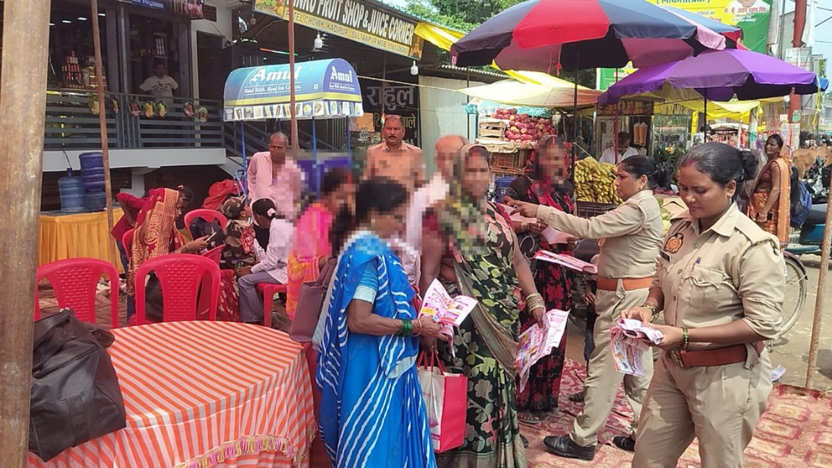 sultanpurpolice's tweet photo. #SPSTR श्री विनीत जायसवाल के निर्देशन में थाना कादीपुर द्वारा महिला एवं बालिकाओं को सरकारी योजनाओं एवं 112, 1076, 1090, 1930, 1098, 181 सहित विभिन्न हेल्पलाइन नंबरों की जानकारी देकर जागरूक किया गया। साथ ही मिशन शक्ति केंद्र की जानकारी देते हुए उनकी समस्याओं पर संवाद किया गया। #MissionShakti #UPPolice #SultanpurPolice #WomenEmpowerment