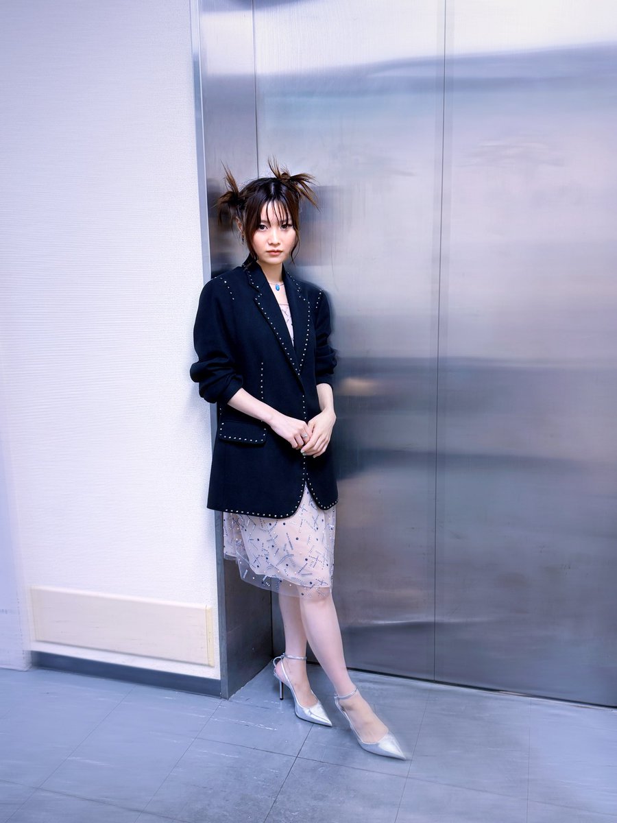ReinyRecords's tweet photo. 《MOVIE》10月2日(金)に公開される映画「愛し合ってるかい？ 忌野清志郎が教えてくれた」の舞台挨拶にReiが登壇しました。
ボスにリスペクトをこめたツンツンおだんごと、水色のアイシャドウで挑みました。Reiは去年行われた清志郎さんのトリビュートステージのバンマス／ギタリストとして出演しています。
みなさま、ぜひ劇場でご覧ください。